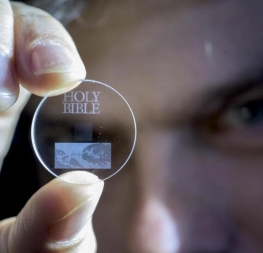 New 5D disk format stores 500 TB of data in the size of a CD