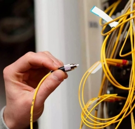 ¿Por qué nunca deberías tocar el cable de fibra óptica de tu casa?